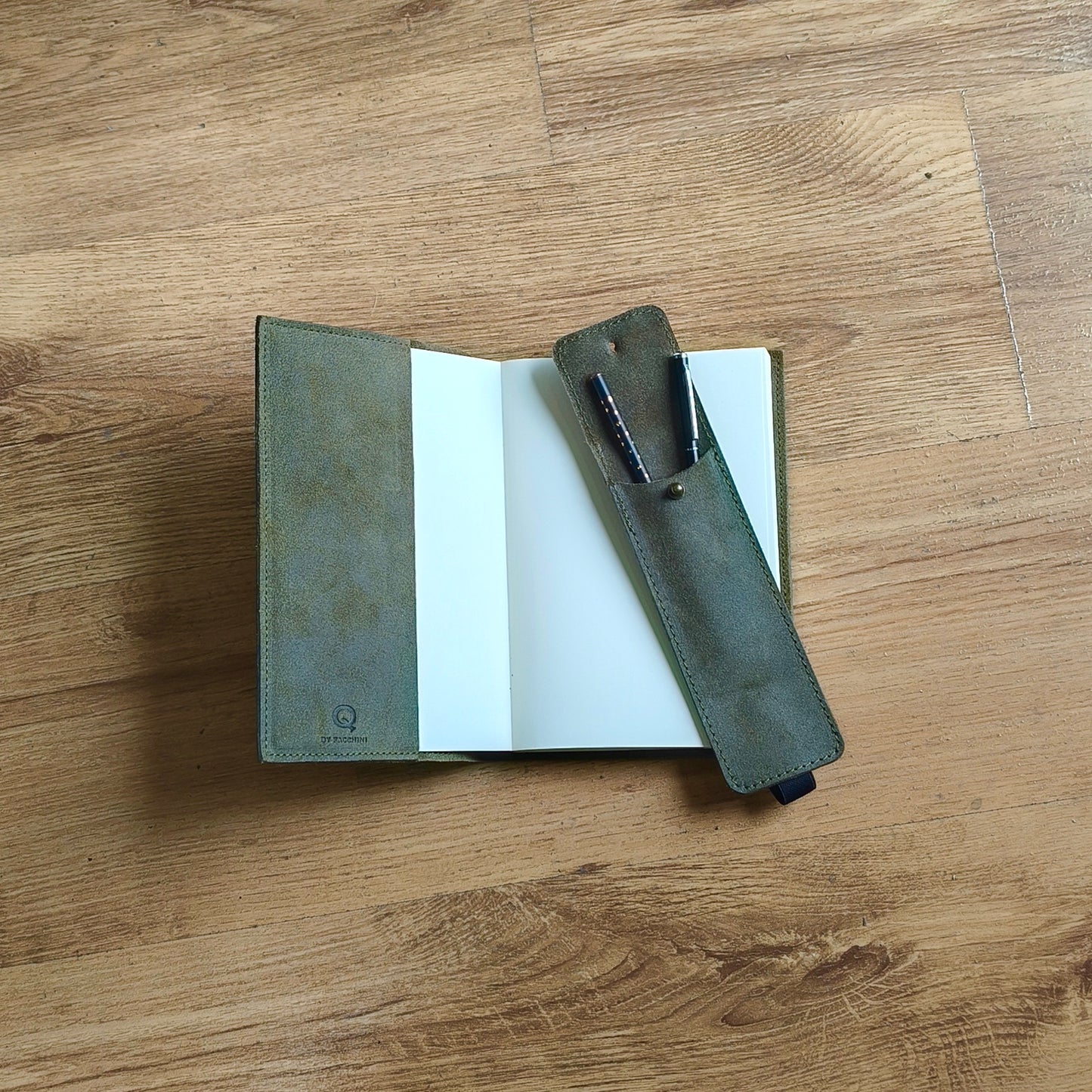 Copertina diario con porta penne